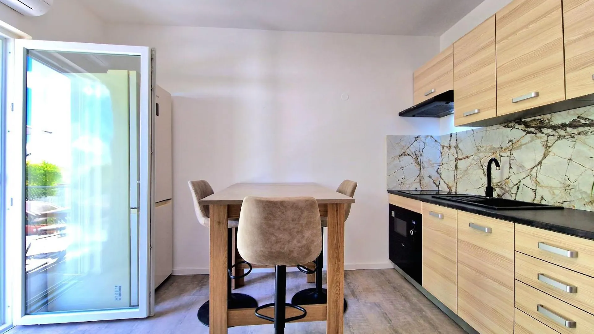 Apartman Valerie Nin 0*,
